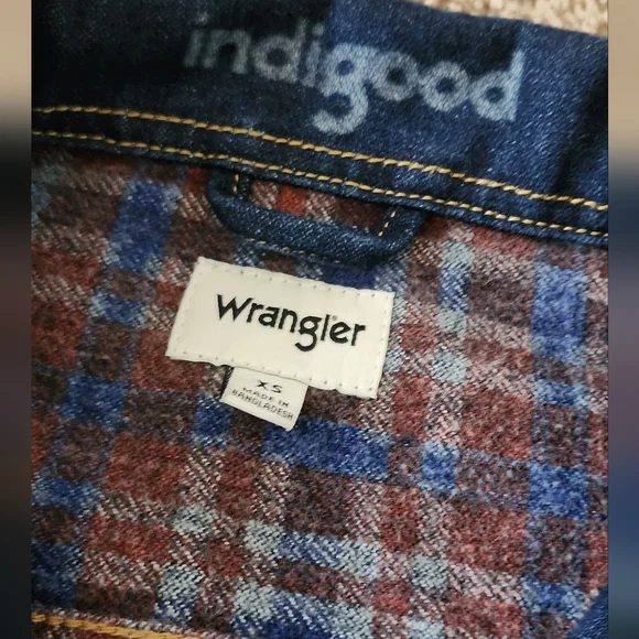 WRANGLER WOMEN'S FLANNEL LINED MEDIUM WASH PLEATED DENIM JACKET - Picture 7 of 7